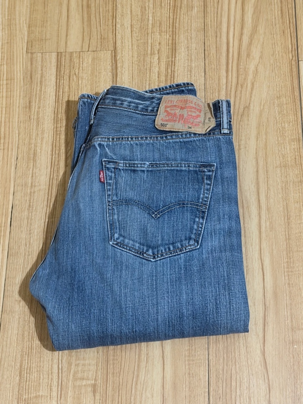 Levi's Men's 501 Washed Blue Relaxed Straight capri Jeans - Picture 2 of 11